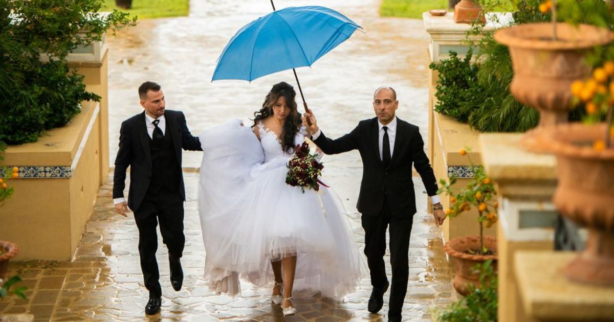 Matrimonio marocchino a Trapani sposa coperta dalla pioggia