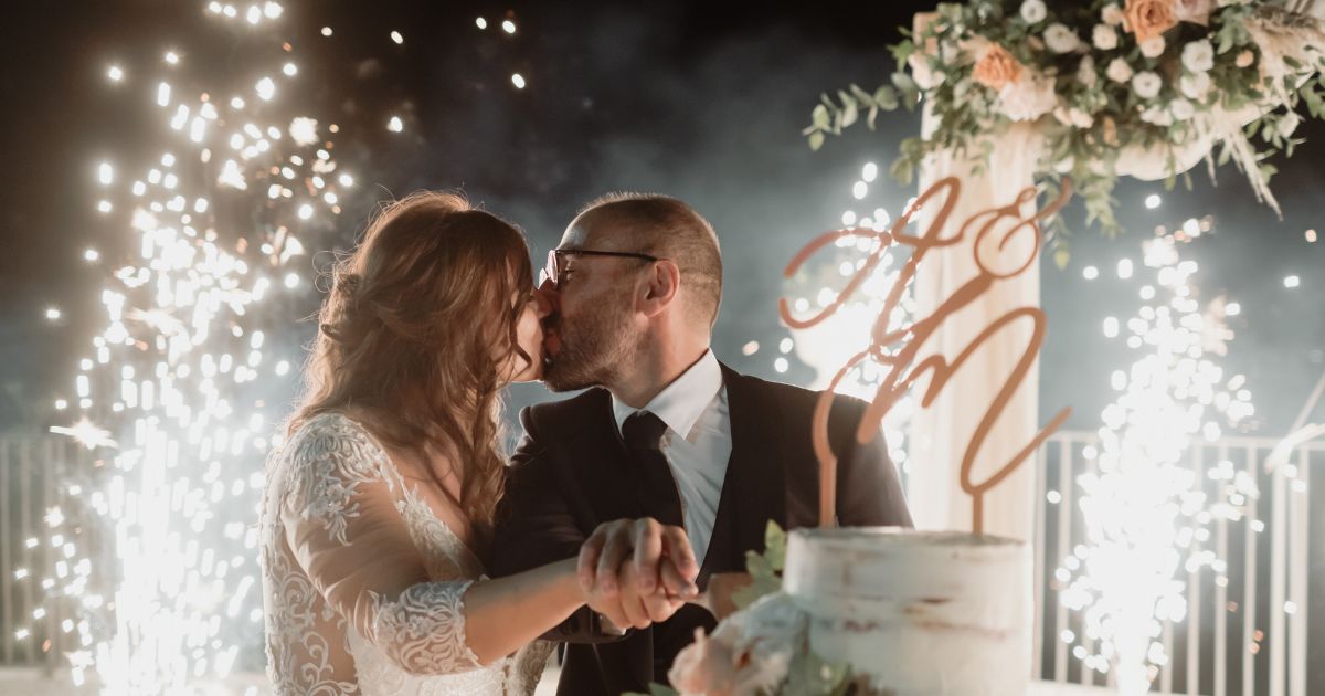 sposi con torta celebrano matrimonio a palermo